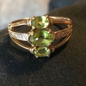 Vintage 10kt yellow gold peridot and diamond ring